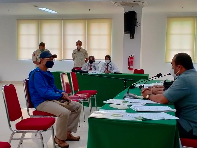 Proses sidang tindak pidana ringan (tipiring) terhadap terdakwa kasus reklame ajakan minuman keras di Mini Block Office, Kota Malang, Rabu (31/8/2022). 
