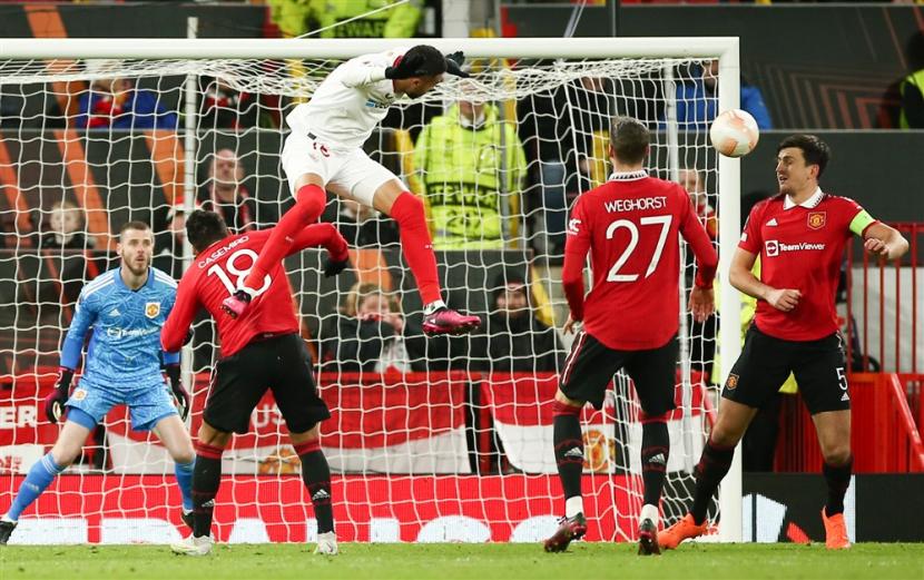 Proses terjadinya gol bunuh diri Manchester United pada babak kedua pertandingan leg pertama perempat final Liga Europa di Old Trafford, Jumat (14/4/2023). 