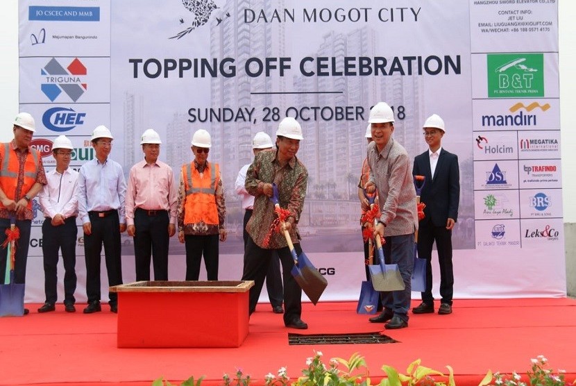 Proses topping off tahap 1A untuk Empat tower sekaligus yaitu tower Albatross, Bluejay, Canary dan Dove apartemen Daan Mogot City (Damoci)