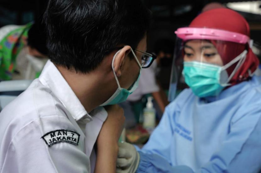 Proses vaksinasi terhadap siswa di MAN 7 Jagakarsa, Jakarta Selatan, Jumat (2/7). Setelah mendapatkan vaksin Covid-19, masyarakat tetap harus melindungi diri dengan menjalankan protokol kesehatan.