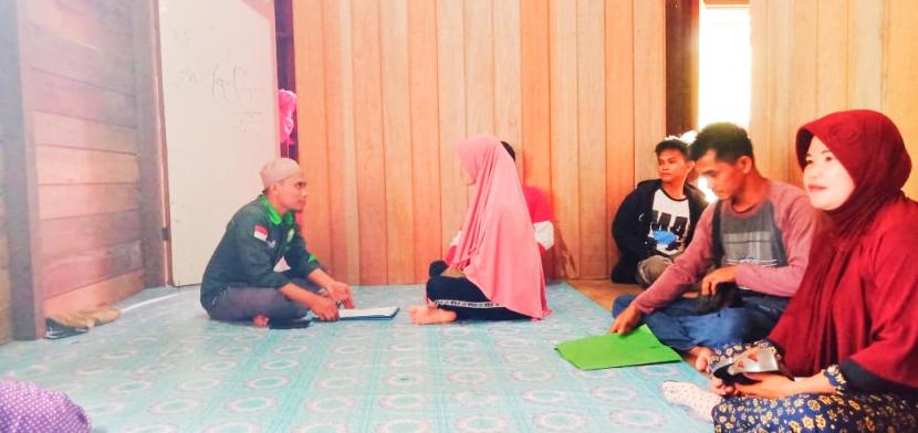 Prosesi gadis Dayak menyatakan diri masuk Islam dibimbing oleh Ketua PD Pemuda Hidayatullah Malinau, Kalimantan Utara.