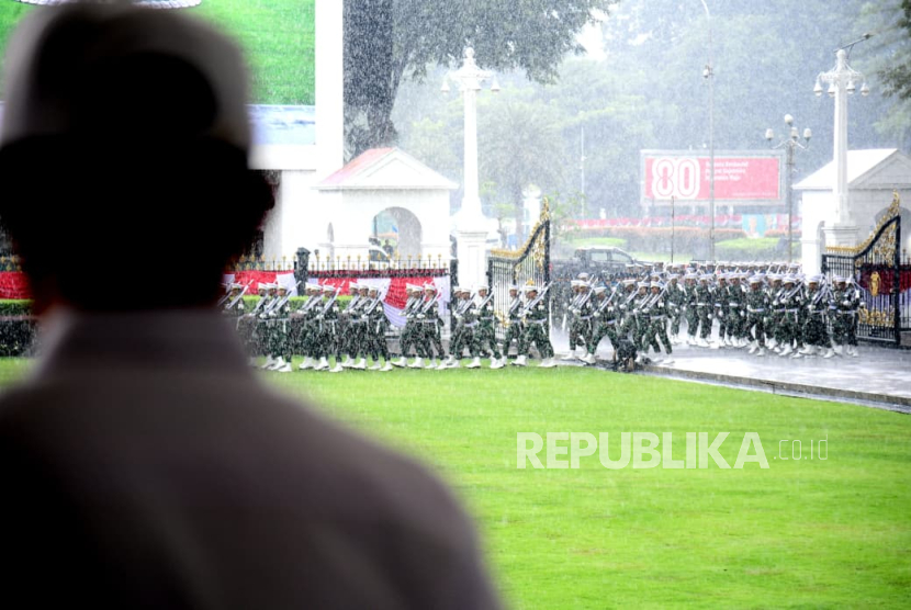 Prosesi geladi kotor yang diwarnai hujan tidak menyurutkan semangat pasukan upacara Hari Ulang Tahun Ke-80 Kemerdekaan Republik Indonesia di halaman Istana Merdeka, Jakarta Pusat, Selasa (12/8/2025).