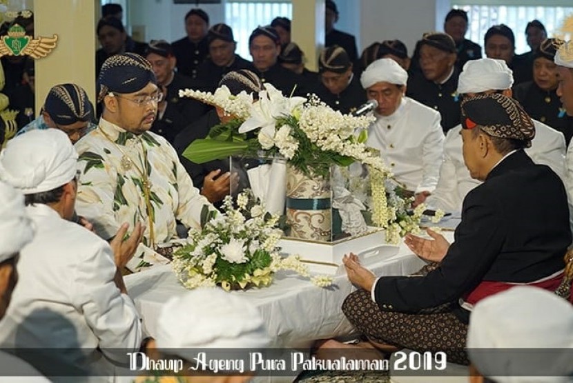 Prosesi ijab kabul Putra Mahkota Paku Alam X. Bendera Pangeran Haryo (BPH) Kusumo Bimantoro dengan Maya Laksmita Noory yang digelar di Masjid Agung Pakualaman. Yogyakarta Sabtu (5/1).