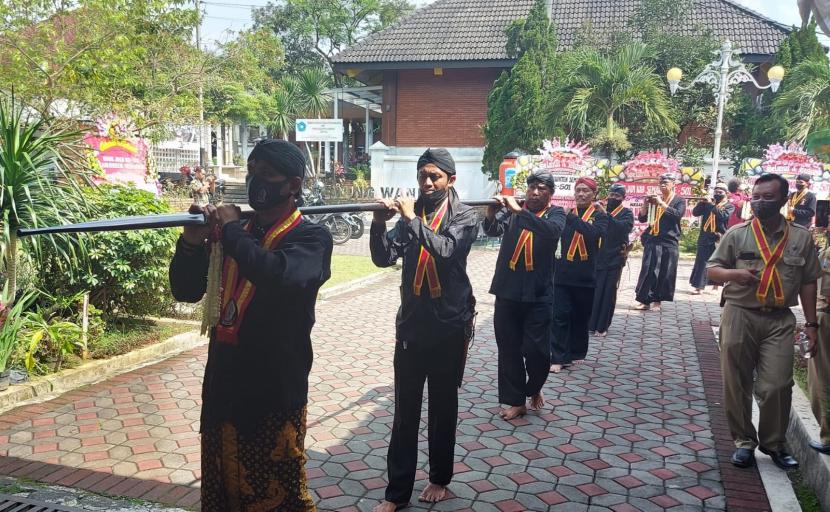 Prosesi Jamasan Pusaka peninggalan HUT Ki Ageng Pandanaran (Bupati Semarang I) dalam rangka Hari Jadi Kabupaten Semarang ke-501, yang dilaksanakan di Pendopo Rumah Dinas Bupati Semarang, di Ungaran, Kabupaten Semarang, Senin (14/3/2022).