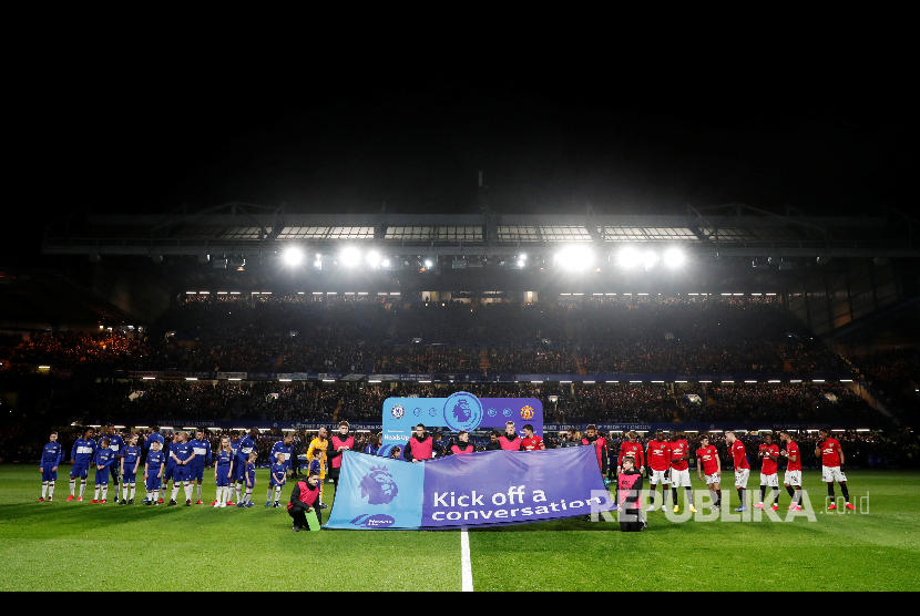 Prosesi menjelang laga antara Chelsea melawan Manchester United di Stamford Bridge, London, Selasa (18/2) dini hari. 