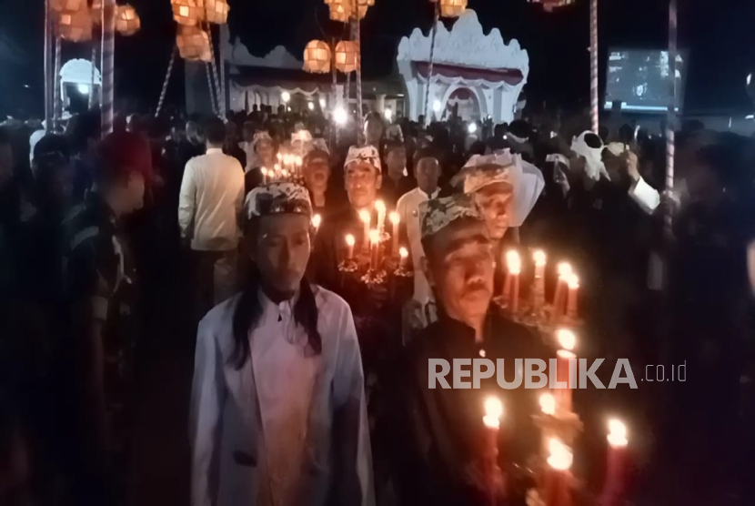 Prosesi Panjang Jimat di Keraton Kasepuhan Cirebon, Jumat (5/9/2025) malam. Tradisi itu menyambut Maulid Nabi Muhammad SAW. 