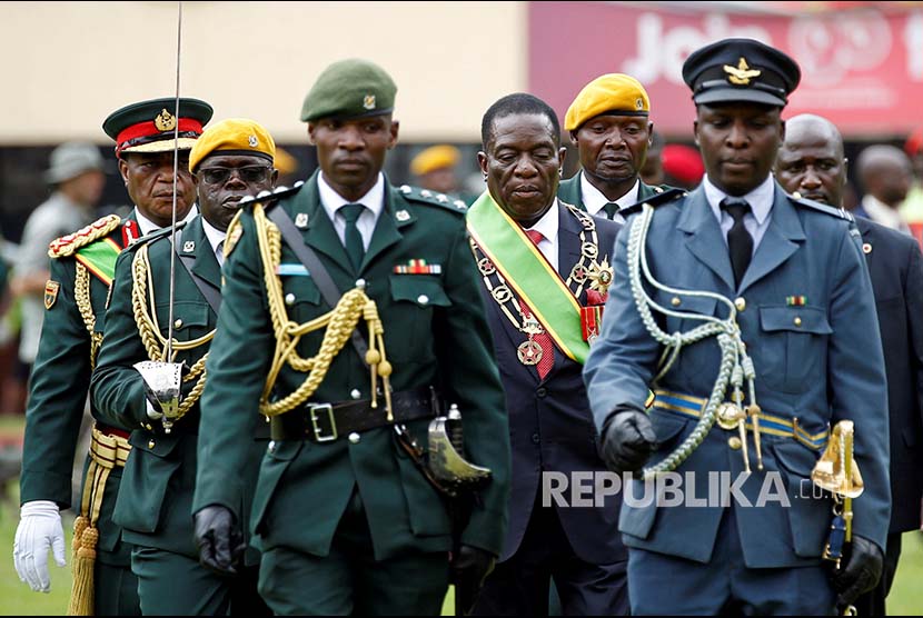 Prosesi pelantikan Emmerson Mnangagwa  sebagai presiden di Harare, Zimbabwe, Jumat (24/11).