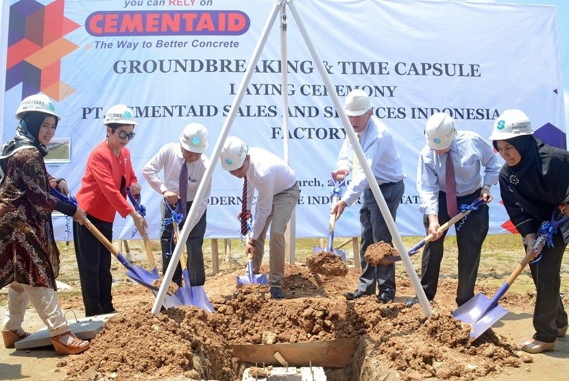 Prosesi peletakan batu pertama tanda dimulainya pembangunan PT Cementaid Sales and Services Indonesia, Jum’at (15/3).
