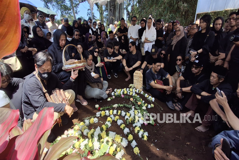 Prosesi Pemakaman Almarhum Acil Bimbo di Pemakaman Keluarga Hardjakusumah, TPU Muslim Cipageran, Jalan Kolonel Masturi, Kelurahan Cipageran, Kecamatan Cimahi Utara, Kota Cimahi, Jawa Barat, Selasa (2/9/2025).
