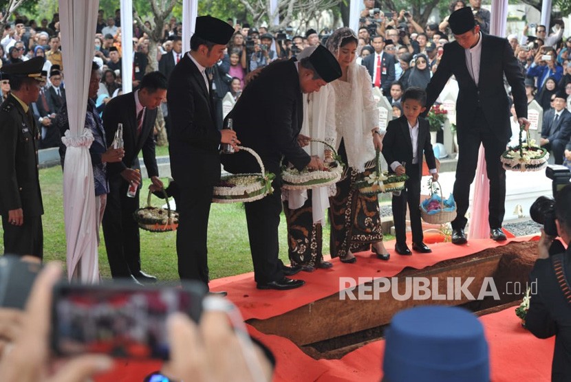 Prosesi pemakaman almarhum Kristiani Herawati atau Ani Yudhoyono di TMP Kalibata, Jakarta, Ahad (2/6). 