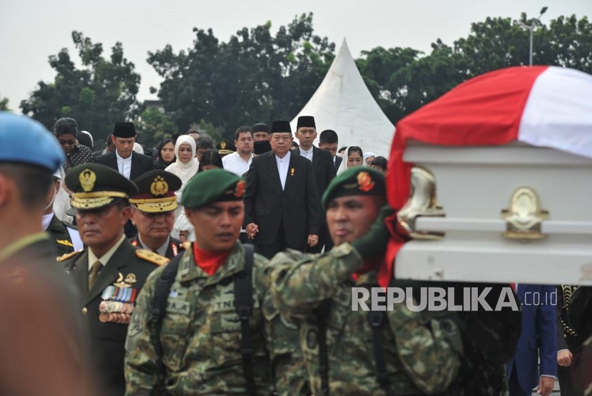 Prosesi pemakaman almarhum Kristiani Herawati atau Ani Yudhoyono di TMP Kalibata, Jakarta, Ahad (2/6). 