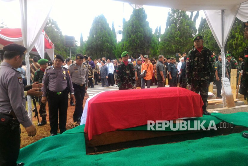 Prosesi pemakaman AM Fatwa di Taman Makam Pahlawan (TMP) Kalibata, Kamis (14/12).