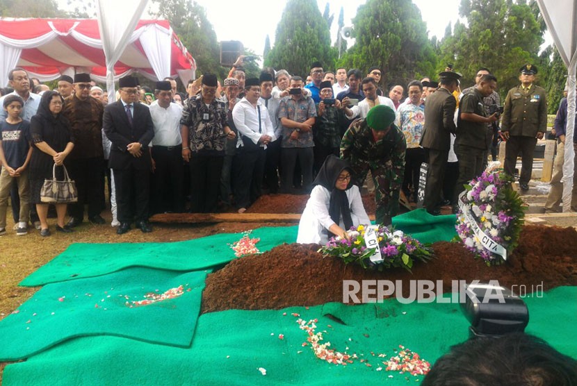 Prosesi pemakaman AM Fatwa di Taman Makam Pahlawan (TMP) Kalibata, Kamis (14/12).