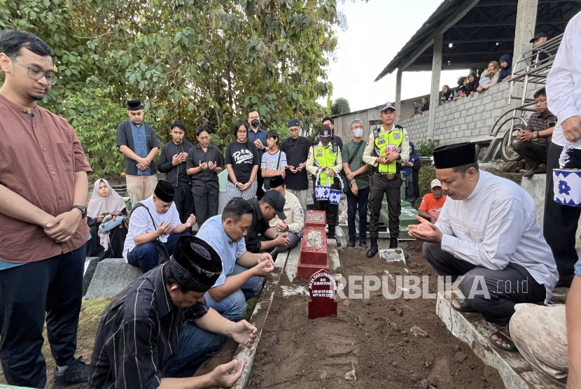 Prosesi pemakaman Arya Deru, fungsional diplomat ahli muda di Direktorat Perlindungan WNI Kemenlu di Pemakaman Sunten, Bantul, Rabu (9/7/2025). 