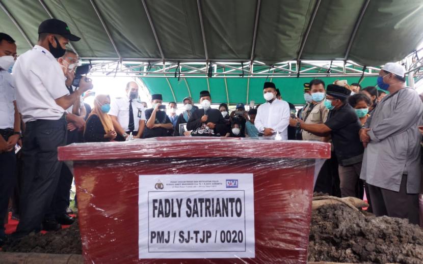 Prosesi pemakaman Fadly Satrianto, salah satu korban jatuhnya Pesawat Sriwijaya Air SJ-182 di TPU Keputih, Surabaya, Jumat (15/1).