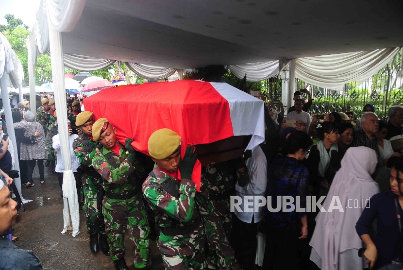 Prosesi pemakaman jenazah Adi Sasono secara militer di Pemakaman Tanah Kusir, Jakarta, Ahad (14/8). (Republika/Agung Supriyanto)