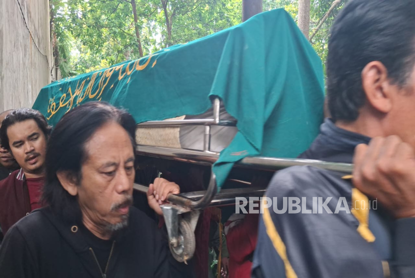 Prosesi Pemakaman Mendiang Dedi Muhamad Jamasari, Pemeran Kang Gobang di Sinetron Preman Pensiun di Pemakaman di RT 03/14, Kelurahan Cibabat, Kecamatan Cimahi Utara, Kota Cimahi, Jawa Barat pada Jumat (7/2/2025)