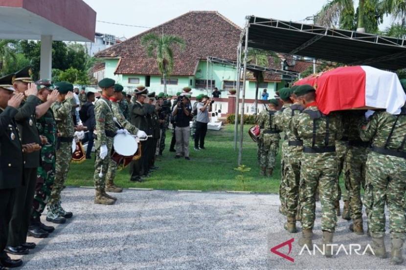 Prosesi pemakaman secara militer terhadap Kopda (Anumerta) Dwi Bekti Probo Siniwoko anggota Yonif 411/Pandawa di Taman Makam Pahlawan (TMP) Kota Madiun, Jawa Timur, Senin (27/11/2023).