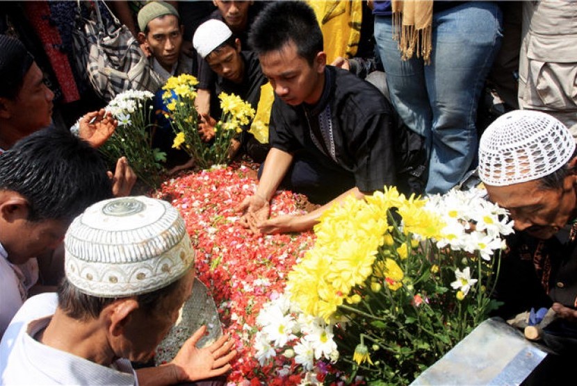 Prosesi pemakaman siswa SMA Yayasan Karya 66 (Yake), Deni Januar, di Taman Pemakaman Umum (TPU) Menteng Pulo, Jakarta, Kamis (27/9). 