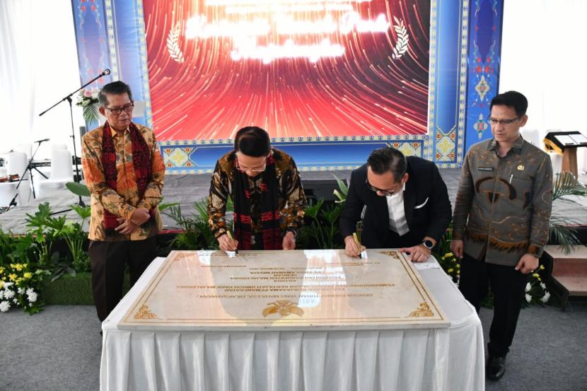 Penandatanganan perjanjian kerja sama antara Pemkab Majalengka dan PT Fitra Amanah Wisata terkait rencana pembangunan Kertajati Umroh Park di Kabupaten Majalengka, Kamis (14/12/2023).