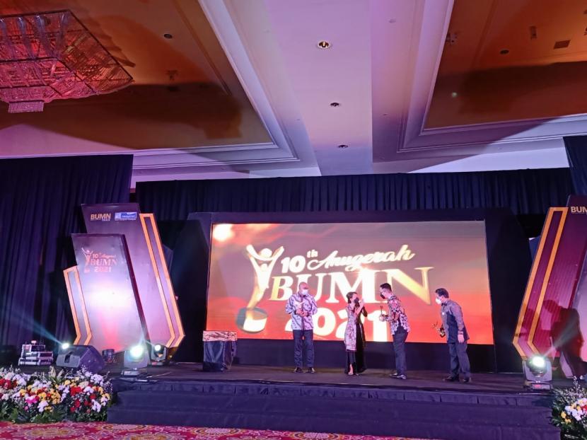 Prosesi pemberian penghargaan di ajang Anugerah BUMN 2021.