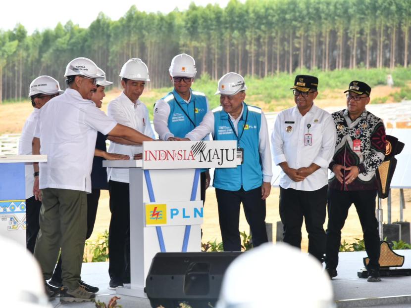 Prosesi penekanan tombol sebagai tanda dimulainya groundbreaking PLTS Ibu Kota Negara Nusantara 50 MW Kamis, (2/10). Keterangan foto: Presiden RI, Joko Widodo (keempat dari kiri), Menteri BUMN, Erick Thohir (ketiga dari kiri), Menteri Sekretaris Negara, Pratikno (kiri), Komisaris Utama PLN, Agus Martowardojo (ketiga dari kanan) Direktur Utama PLN, Darmawan Prasodjo (keempat dari kanan), Kepala Otorita IKN, Bambang Susantono (kedua dari kiri), PJ Gubernur Kaltim, Akmal Malik (kedua dari kanan), PJ Bupati Penajam Paser Utara, Makmur Marbun (kanan).