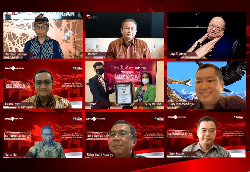 Prosesi penerimaan sertifitkat pemecahan rekor Museum Rekor Dunia Indonesia (MURI) Peresmian Gerai Investasi BEI Terbanyak secara Virtual di MNC Financial Center, Jakarta, Selasa (10/11).