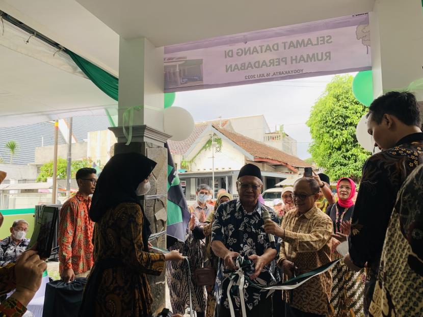 Prosesi pengguntingan pita peresmian Rumah Peradaban HMI FEB UGM di Baciro, Kecamatan Gondokusuman, Yogyakarta, Sabtu (16/7/2022). 