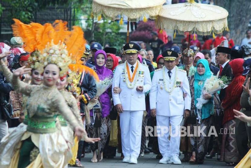 Prosesi penyambutan Gubernur dan Wakil Gubernur Jawa Barat, Ridwan Kamil dan Uu Ruzhanul Ulum di Halaman Gedung Sate, Kota Bandung, Kamis (6/9).