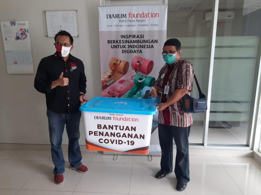 Prosesi penyerahan bantuan APD dari Djarum Foundation.