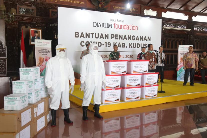 Prosesi penyerahan bantuan dari Djarum Foundation kepada para tenaga medis Kabupaten Kudus, Jawa Tengah, Rabu (1/4).