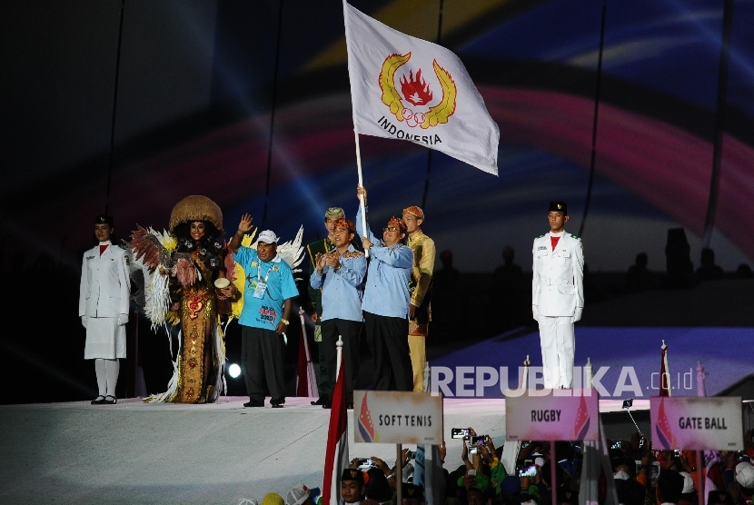 Prosesi penyerahan Bendera PON dari Gubernur Jabar kepada Gubernur Papua