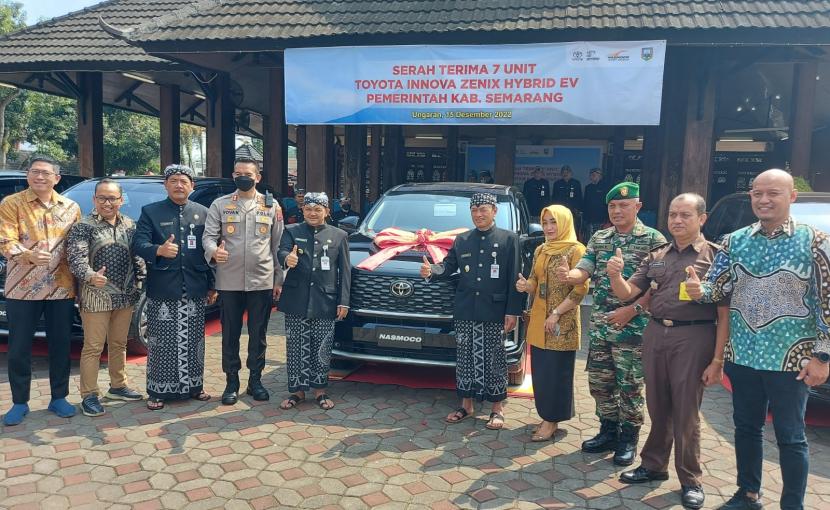 Prosesi penyerahan tujuh unit Toyota Allnew Kijang Innova Zenix Q-Hybrid Electric Vehicle (HEV) dari Komisaris PT New Ratna Motor (Nasmoco Group) kepada Bupati Semarang, H Ngesti Nugraha dan jajaran Forkopimda Kabupaten semarang di Pendopo Rumah Dinas Bupati Semarang, Ungaran, Kamis (15/12).