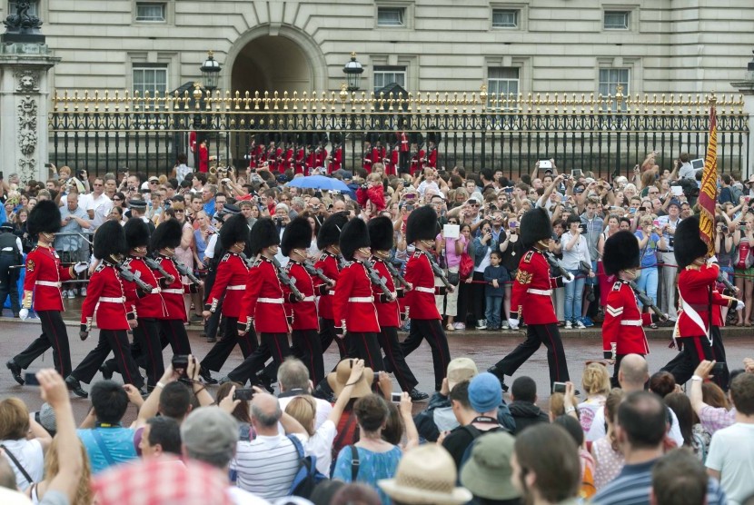 Prosesi pergantian penjaga di Istana Buckingham London Inggris.