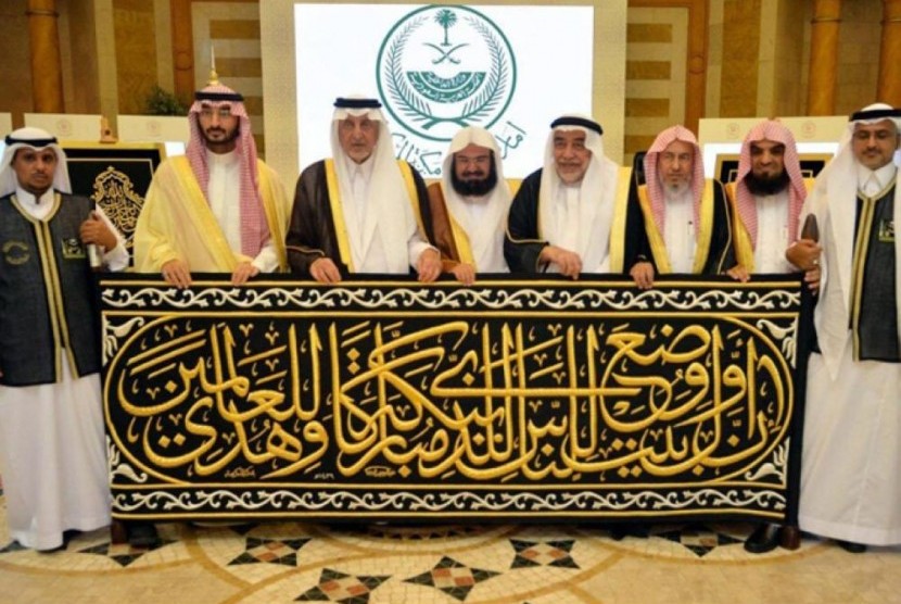 Prosesi persiapan pengggantian kiswah Ka'bah di Jeddah, Rabu (23/8).
