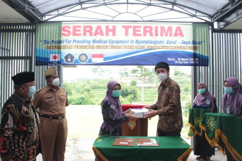 Prosesi serah terima hibah dari Kedutaan Besar Jepang kepada Klinik Darul Arqam yang bertempat Pondok Pesantren Darul Arqam, Desa Ngamplangsari, Kecamatan Cilawu, Kabupaten Garut, Selasa (30/3). 