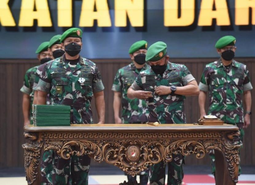 Prosesi serah terima jabatan 14 perwira tinggi di Markas Besar Angkatan Darat (Mabesad), Jakarta Pusat, Senin (31/1/2022).