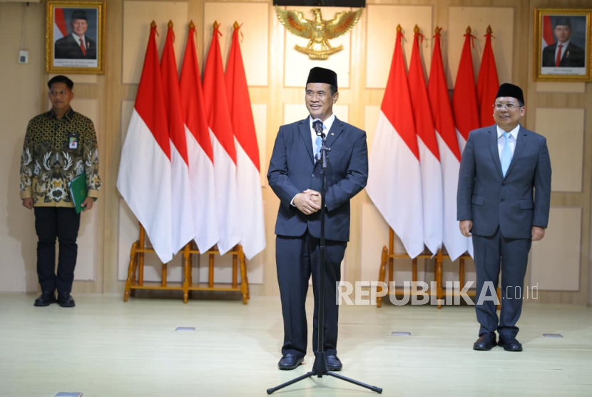 Prosesi serah terima jabatan Kepala Bapanas dari Arief Prasetyo kepada Andi Amran Sulaiman yang juga menjabat mentan, Senin (13/10/2025).