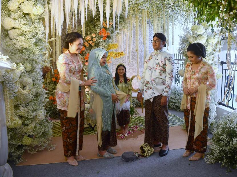 Prosesi siraman calon menantu Presiden Joko Widodo (Jokowi), Erina Sofia Gudono, Jumat (9/12).
