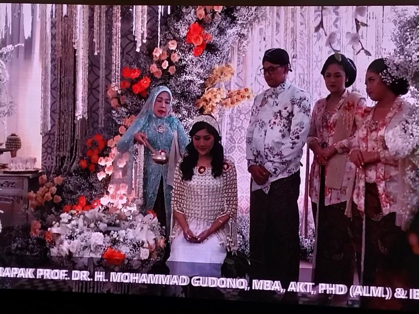 Suasana bahagia dan haru mewarnai upacara adat siraman calon menantu Presiden Joko Widodo (Jokowi), Erina Sofia Gudono, Jumat (9/12/2022).