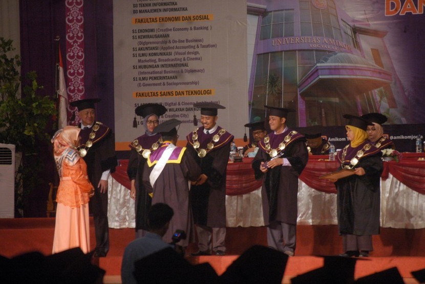 Prosesi wisuda 69 Universitas Amikom Yogyakarta.