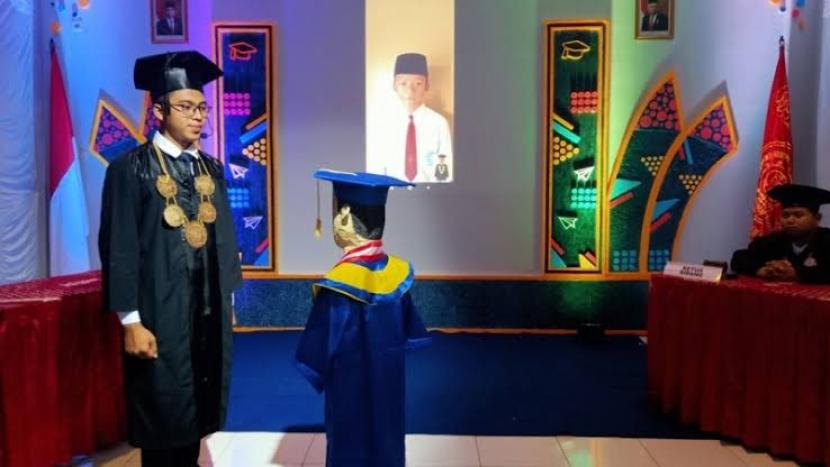 Prosesi wisuda di Madrasah Ibtidaiyyah (MI) Wahid Hasyim (WEHA) Yogyakarta di mana wisudawan digantikan oleh boneka yang digerakkan robot.