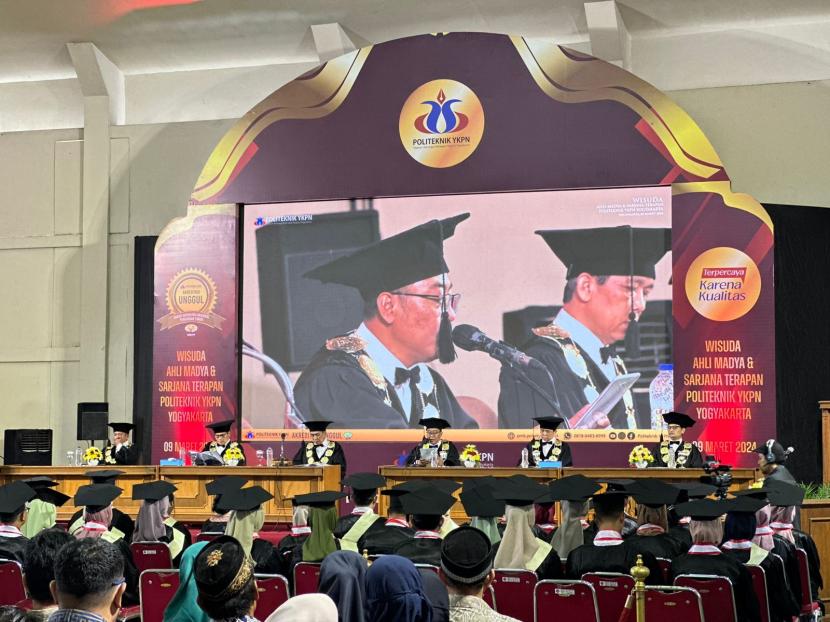 Prosesi wisuda Program Diploma Tiga Akuntansi dan Program Sarjana Terapan Politeknik YKPN Yogyakarta, Sabtu (9/3/2024).