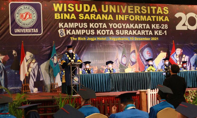 Prosesi wisuda Universitas BSI (Bina Sarana Informatika) kampus Yogyakarta menyelenggarakan wisuda yang ke-28, secara offline di The Rich Jogja Hotel, Yogyakarta, pada Jumat (10/12).