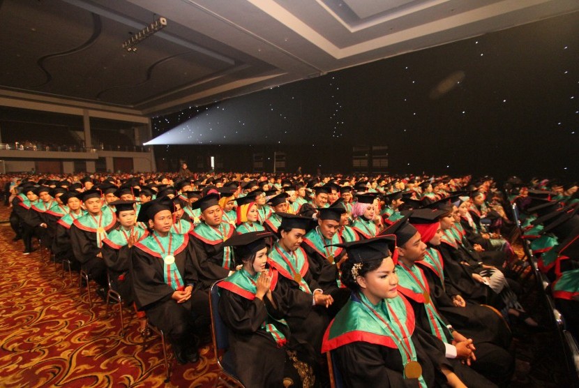 Prosesi wisuda yang digelar oleh BSI.