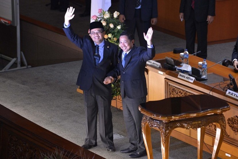 Prosperous Justice Party installs new deputy speaker of the House of Representatives, M Sohibul Iman (left), to replace Anis Matta (right) in Jakarta on Tuesday. 
