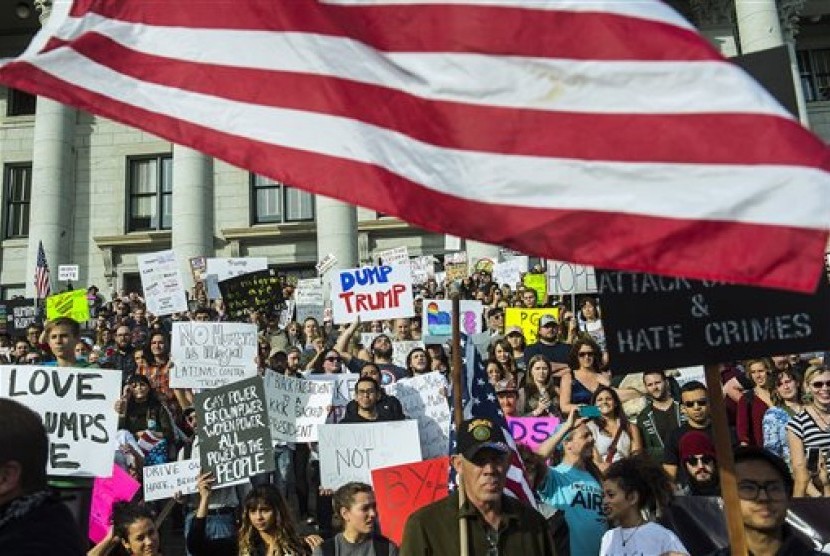 Protes Anti-Trump di Utah State Capitol di Salt Lake City, Utah, Sabtu, 12 November 2016.