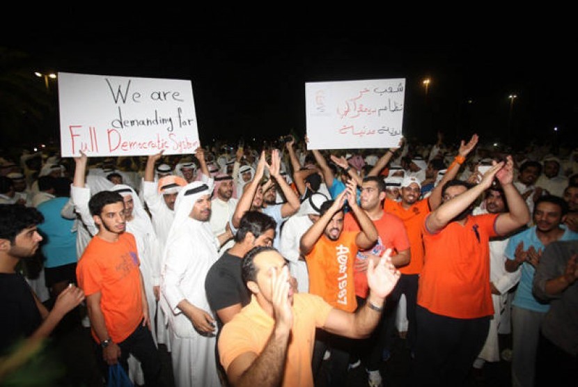 Protes dari pihak oposisi Kuwait menuntut sistem pemerintahan yang lebih demokratis. 