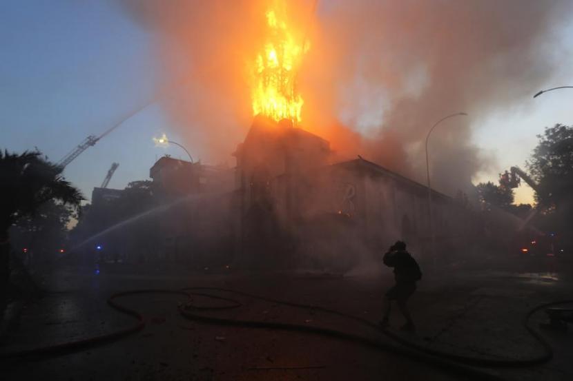 Demonstrasi di Cile diwarnai pembakaran gereja