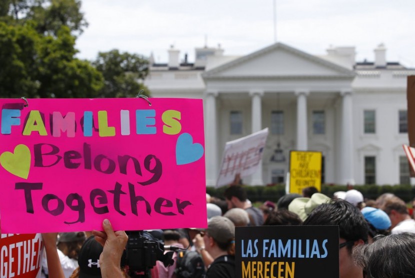 Protes menentang kebijakan imigrasi Presiden AS Donald Trump di Washington DC, Sabtu (30/6).